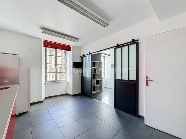 Situé en plein centre-ville de Bressuire, ce local commercial entièrement rénové offre de beaux volumes et un fort potentiel d’aménagement pour votre activité professionnelle.

Au rez-de-chaussée, vous découvrirez une première pièce de 25 m² avec vitrine, un couloir ainsi qu’une seconde pièce de 23 m² équipée d’un point d’eau.

Deux escaliers permettent d’accéder au premier étage, qui se compose d’un dégagement desservant des WC indépendants et deux pièces distinctes de 22 m² et 25 m², chacune disposant d’un point d’eau.

Au niveau supérieur, vous profiterez d’un logement comprenant une pièce de vie avec cuisine ouverte, une salle d’eau avec WC ainsi qu’un espace couchage en mezzanine.

Vous recherchez un emplacement privilégié en centre-ville de Bressuire pour développer votre activité professionnelle sans avoir à engager d’importants travaux ? Ce bien entièrement rénové, aux prestations soignées et offrant de nombreuses possibilités d’aménagement selon vos besoins, mérite toute votre attention.