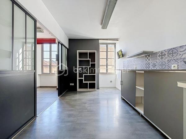 Situé en plein centre-ville de Bressuire, ce local commercial entièrement rénové offre de beaux volumes et un fort potentiel d’aménagement pour votre activité professionnelle.

Au rez-de-chaussée, vous découvrirez une première pièce de 25 m² avec vitrine, un couloir ainsi qu’une seconde pièce de 23 m² équipée d’un point d’eau.

Deux escaliers permettent d’accéder au premier étage, qui se compose d’un dégagement desservant des WC indépendants et deux pièces distinctes de 22 m² et 25 m², chacune disposant d’un point d’eau.

Au niveau supérieur, vous profiterez d’un logement comprenant une pièce de vie avec cuisine ouverte, une salle d’eau avec WC ainsi qu’un espace couchage en mezzanine.

Vous recherchez un emplacement privilégié en centre-ville de Bressuire pour développer votre activité professionnelle sans avoir à engager d’importants travaux ? Ce bien entièrement rénové, aux prestations soignées et offrant de nombreuses possibilités d’aménagement selon vos besoins, mérite toute votre attention.