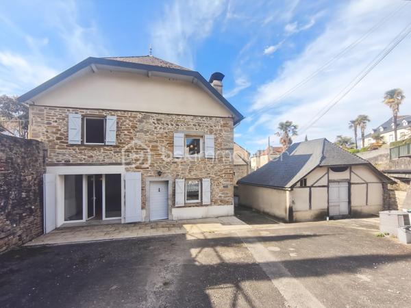 Située sur la commune de Saucède, charmant village béarnais au cadre paisible et verdoyant, cette propriété bénéficie d’un environnement privilégié, au calme et à proximité immédiate d’un ruisseau qui lui confère un charme rare et recherché.

À seulement quelques minutes d’Oloron-Sainte-Marie, avec toutes ses commodités (commerces, écoles, services, gare), et proche de la cité médiévale de Navarrenx, réputée pour ses remparts et son art de vivre, la maison profite d’un emplacement stratégique. Les amateurs de nature apprécieront la proximité immédiate des chemins de randonnée, des gaves et des montagnes des Pyrénées, offrant un cadre de vie exceptionnel entre campagne et montagne.

Une demeure de caractère – 185 m² habitables

Authentique maison béarnaise du XVIIe siècle, elle développe 185 m² habitables, sur une parcelle de 600 m². Elle séduit par son cachet ancien et ses volumes généreux. Un ancien lavoir de 30m2 rénové complète le bien.

La maison offre également la possibilité d’être divisée en deux appartements, idéale pour un projet locatif ou intergénérationnel :

- Premier logement :

Salon
Cuisine
Salle d’eau
2 chambres à l’étage

- Second logement :

Cuisine
Salon
3 chambres à l’étage
Salle d’eau
WC séparé

- Équipements et prestations

Toiture en très bon état
Double vitrage
Chauffage par pompe à chaleur + poêle à bois
Chauffe-eau neuf
Fosse septique par micro-station conforme
Panneaux photovoltaïques (installation 2011) avec revente annuelle d’environ 600 €
Fibre optique
Faible taxe foncière
Très bonne classe énergétique

- Travaux à prévoir

Des travaux de modernisation sont à envisager (cuisines, sols, remise aux normes de l’électricité), laissant la possibilité de personnaliser les lieux à votre goût tout en conservant le charme de l’ancien.

Cette maison de caractère n’attend plus que vous pour un projet de résidence principale, maison familiale ou investissement locatif dans un cadre naturel privilégié.

Contactez-moi pour plus de renseignements et programmer une visite.