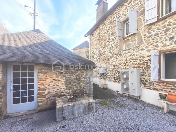 Située sur la commune de Saucède, charmant village béarnais au cadre paisible et verdoyant, cette propriété bénéficie d’un environnement privilégié, au calme et à proximité immédiate d’un ruisseau qui lui confère un charme rare et recherché.

À seulement quelques minutes d’Oloron-Sainte-Marie, avec toutes ses commodités (commerces, écoles, services, gare), et proche de la cité médiévale de Navarrenx, réputée pour ses remparts et son art de vivre, la maison profite d’un emplacement stratégique. Les amateurs de nature apprécieront la proximité immédiate des chemins de randonnée, des gaves et des montagnes des Pyrénées, offrant un cadre de vie exceptionnel entre campagne et montagne.

Une demeure de caractère – 185 m² habitables

Authentique maison béarnaise du XVIIe siècle, elle développe 185 m² habitables, sur une parcelle de 600 m². Elle séduit par son cachet ancien et ses volumes généreux. Un ancien lavoir de 30m2 rénové complète le bien.

La maison offre également la possibilité d’être divisée en deux appartements, idéale pour un projet locatif ou intergénérationnel :

- Premier logement :

Salon
Cuisine
Salle d’eau
2 chambres à l’étage

- Second logement :

Cuisine
Salon
3 chambres à l’étage
Salle d’eau
WC séparé

- Équipements et prestations

Toiture en très bon état
Double vitrage
Chauffage par pompe à chaleur + poêle à bois
Chauffe-eau neuf
Fosse septique par micro-station conforme
Panneaux photovoltaïques (installation 2011) avec revente annuelle d’environ 600 €
Fibre optique
Faible taxe foncière
Très bonne classe énergétique

- Travaux à prévoir

Des travaux de modernisation sont à envisager (cuisines, sols, remise aux normes de l’électricité), laissant la possibilité de personnaliser les lieux à votre goût tout en conservant le charme de l’ancien.

Cette maison de caractère n’attend plus que vous pour un projet de résidence principale, maison familiale ou investissement locatif dans un cadre naturel privilégié.

Contactez-moi pour plus de renseignements et programmer une visite.
