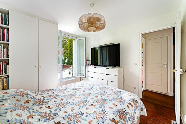 Maison familiale avec jardin intimiste et studio indépendant.
