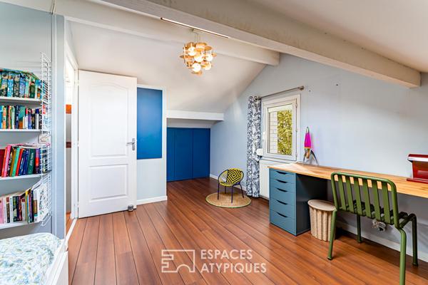 Maison familiale avec jardin intimiste et studio indépendant.