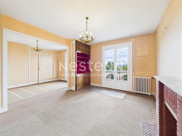 Aurillac, quartier viaduc, à Vendre Appartement de type 3 d'une surface de 85 m² avec balcon et cave.