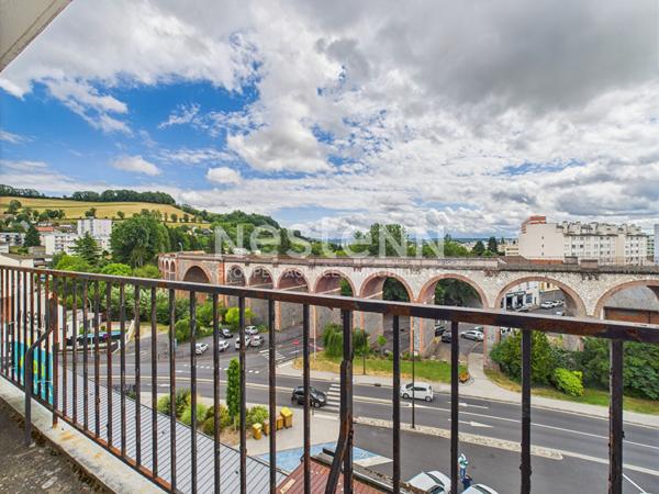 Aurillac, quartier viaduc, à Vendre Appartement de type 3 d'une surface de 85 m² avec balcon et cave.