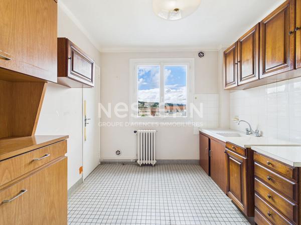 Aurillac, quartier viaduc, à Vendre Appartement de type 3 d'une surface de 85 m² avec balcon et cave.