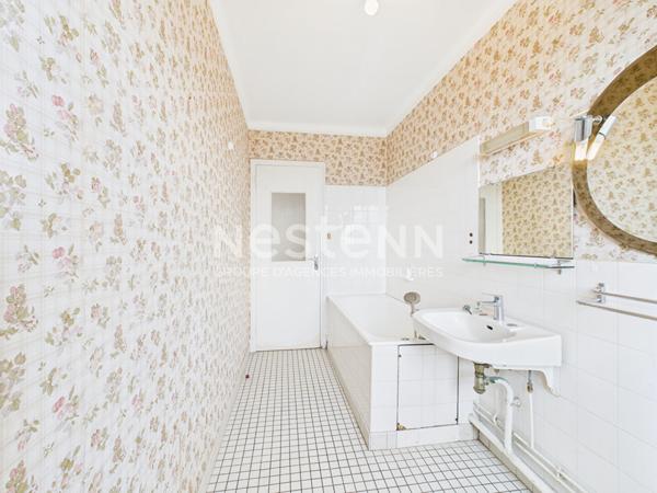 Aurillac, quartier viaduc, à Vendre Appartement de type 3 d'une surface de 85 m² avec balcon et cave.