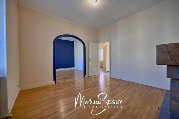 Ancienne maison du menuisier avec son atelier au coeur du village de Millery