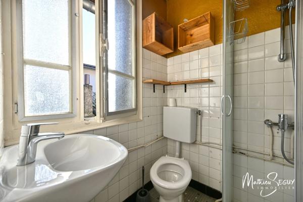 Ancienne maison du menuisier avec son atelier au coeur du village de Millery