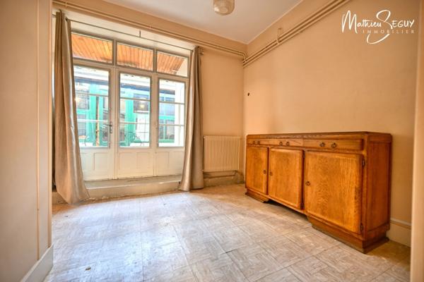 Ancienne maison du menuisier avec son atelier au coeur du village de Millery