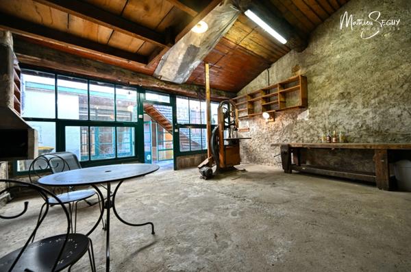 Ancienne maison du menuisier avec son atelier au coeur du village de Millery