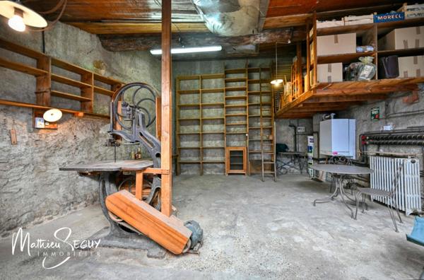 Ancienne maison du menuisier avec son atelier au coeur du village de Millery