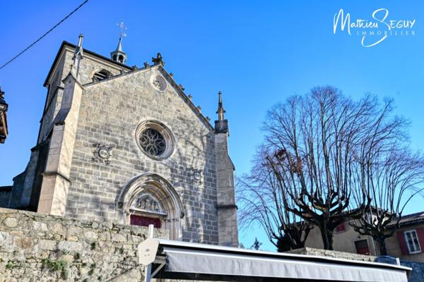 Ancienne maison du menuisier avec son atelier au coeur du village de Millery