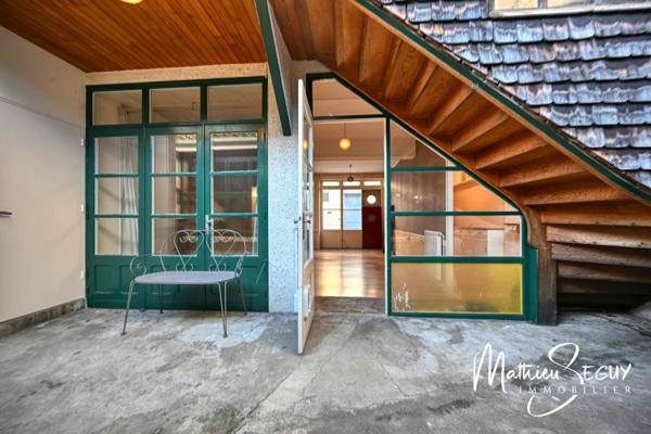 Ancienne maison du menuisier avec son atelier au coeur du village de Millery