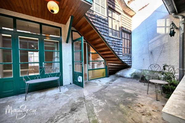 Ancienne maison du menuisier avec son atelier au coeur du village de Millery