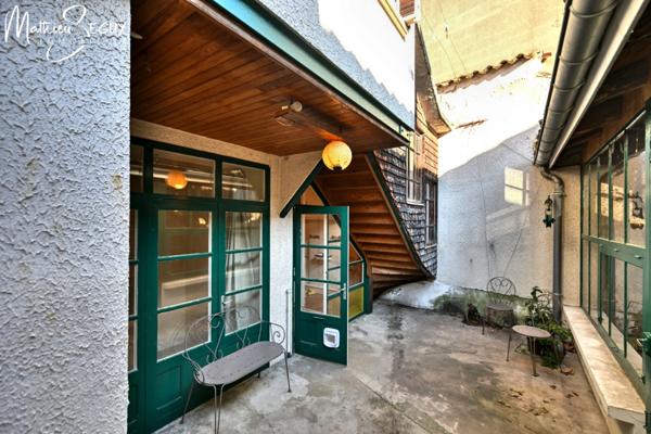 Ancienne maison du menuisier avec son atelier au coeur du village de Millery