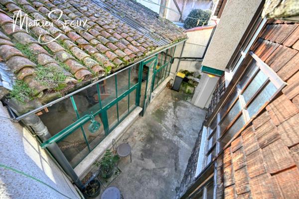 Ancienne maison du menuisier avec son atelier au coeur du village de Millery