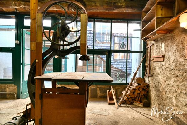 Ancienne maison du menuisier avec son atelier au coeur du village de Millery