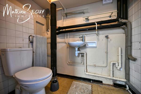 Ancienne maison du menuisier avec son atelier au coeur du village de Millery