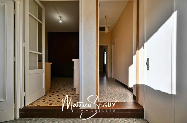 Ancienne maison du menuisier avec son atelier au coeur du village de Millery