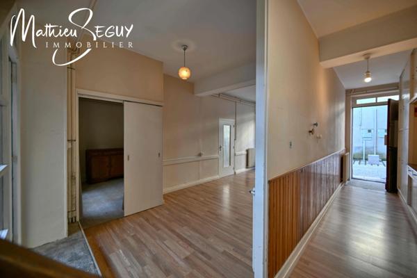 Ancienne maison du menuisier avec son atelier au coeur du village de Millery