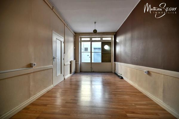 Ancienne maison du menuisier avec son atelier au coeur du village de Millery