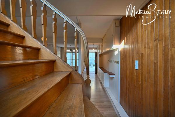 Ancienne maison du menuisier avec son atelier au coeur du village de Millery