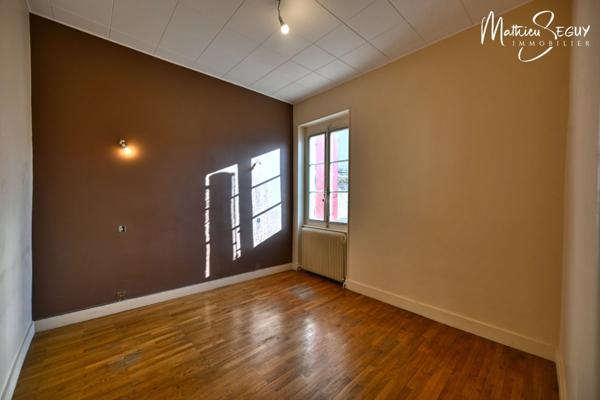 Ancienne maison du menuisier avec son atelier au coeur du village de Millery