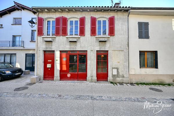 Ancienne maison du menuisier avec son atelier au coeur du village de Millery