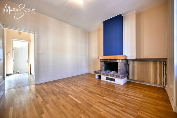 Ancienne maison du menuisier avec son atelier au coeur du village de Millery