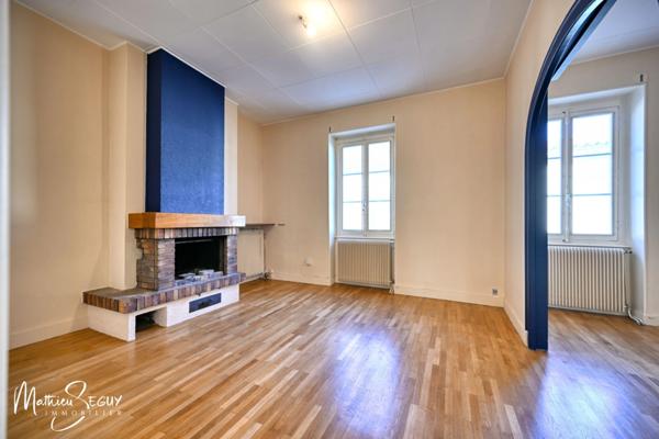 Ancienne maison du menuisier avec son atelier au coeur du village de Millery