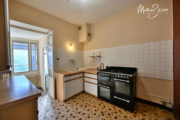 Ancienne maison du menuisier avec son atelier au coeur du village de Millery