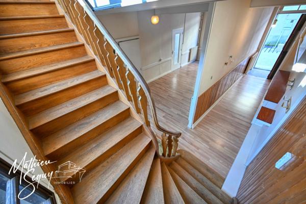 Ancienne maison du menuisier avec son atelier au coeur du village de Millery