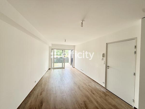 Appartement
         3 pièces
        - 60 m² 240 000 € *