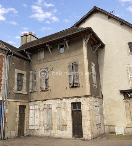 Située en plein centre de Wassy, cette maison entièrement à rénover représente une belle opportunité pour les investisseurs ou les amateurs de travaux.

Actuellement inhabitable, le bien offre un fort potentiel après rénovation. Grâce à ses volumes et à sa configuration, il offre la possibilité de créer un logement sur mesure ou de diviser l’ensemble en plusieurs logements, selon votre projet.

Idéal pour un investissement locatif, une résidence principale ou un projet de rénovation à forte valeur ajoutée.

Les atouts :

    Emplacement central à Wassy
    Maison à rénover entièrement
    Fort potentiel de valorisation après travaux
    Possibilité de créer un ou plusieurs logements
    Projet idéal pour investisseur ou bricoleur
    Proche des commodités
    Nombreuses possibilités d’aménagement

Une opportunité rare pour les porteurs de projets, investisseurs ou particuliers souhaitant réaliser une rénovation à leur image.