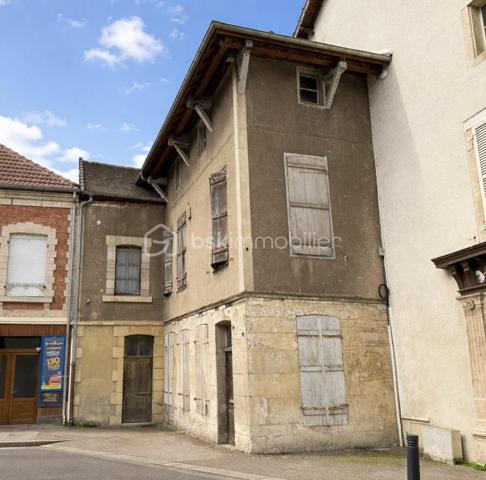 Située en plein centre de Wassy, cette maison entièrement à rénover représente une belle opportunité pour les investisseurs ou les amateurs de travaux.

Actuellement inhabitable, le bien offre un fort potentiel après rénovation. Grâce à ses volumes et à sa configuration, il offre la possibilité de créer un logement sur mesure ou de diviser l’ensemble en plusieurs logements, selon votre projet.

Idéal pour un investissement locatif, une résidence principale ou un projet de rénovation à forte valeur ajoutée.

Les atouts :

    Emplacement central à Wassy
    Maison à rénover entièrement
    Fort potentiel de valorisation après travaux
    Possibilité de créer un ou plusieurs logements
    Projet idéal pour investisseur ou bricoleur
    Proche des commodités
    Nombreuses possibilités d’aménagement

Une opportunité rare pour les porteurs de projets, investisseurs ou particuliers souhaitant réaliser une rénovation à leur image.