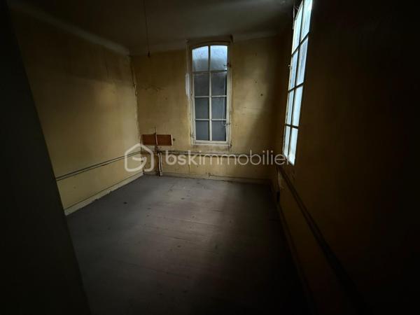 Située en plein centre de Wassy, cette maison entièrement à rénover représente une belle opportunité pour les investisseurs ou les amateurs de travaux.

Actuellement inhabitable, le bien offre un fort potentiel après rénovation. Grâce à ses volumes et à sa configuration, il offre la possibilité de créer un logement sur mesure ou de diviser l’ensemble en plusieurs logements, selon votre projet.

Idéal pour un investissement locatif, une résidence principale ou un projet de rénovation à forte valeur ajoutée.

Les atouts :

    Emplacement central à Wassy
    Maison à rénover entièrement
    Fort potentiel de valorisation après travaux
    Possibilité de créer un ou plusieurs logements
    Projet idéal pour investisseur ou bricoleur
    Proche des commodités
    Nombreuses possibilités d’aménagement

Une opportunité rare pour les porteurs de projets, investisseurs ou particuliers souhaitant réaliser une rénovation à leur image.