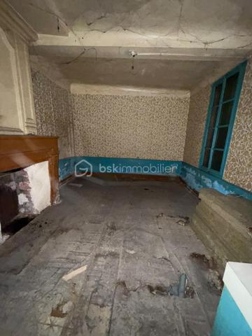 Située en plein centre de Wassy, cette maison entièrement à rénover représente une belle opportunité pour les investisseurs ou les amateurs de travaux.

Actuellement inhabitable, le bien offre un fort potentiel après rénovation. Grâce à ses volumes et à sa configuration, il offre la possibilité de créer un logement sur mesure ou de diviser l’ensemble en plusieurs logements, selon votre projet.

Idéal pour un investissement locatif, une résidence principale ou un projet de rénovation à forte valeur ajoutée.

Les atouts :

    Emplacement central à Wassy
    Maison à rénover entièrement
    Fort potentiel de valorisation après travaux
    Possibilité de créer un ou plusieurs logements
    Projet idéal pour investisseur ou bricoleur
    Proche des commodités
    Nombreuses possibilités d’aménagement

Une opportunité rare pour les porteurs de projets, investisseurs ou particuliers souhaitant réaliser une rénovation à leur image.