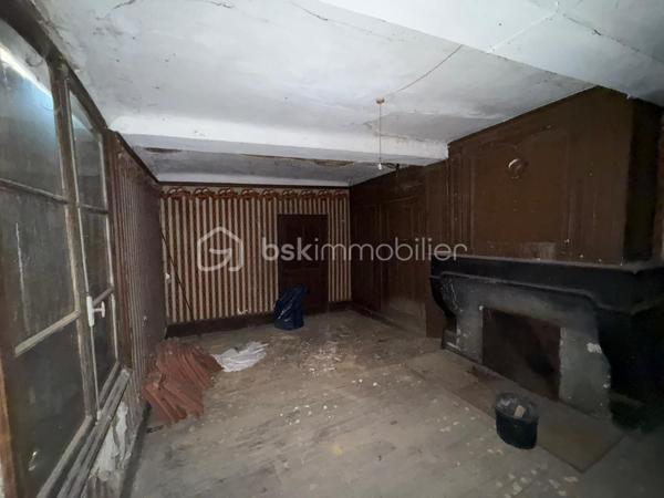 Située en plein centre de Wassy, cette maison entièrement à rénover représente une belle opportunité pour les investisseurs ou les amateurs de travaux.

Actuellement inhabitable, le bien offre un fort potentiel après rénovation. Grâce à ses volumes et à sa configuration, il offre la possibilité de créer un logement sur mesure ou de diviser l’ensemble en plusieurs logements, selon votre projet.

Idéal pour un investissement locatif, une résidence principale ou un projet de rénovation à forte valeur ajoutée.

Les atouts :

    Emplacement central à Wassy
    Maison à rénover entièrement
    Fort potentiel de valorisation après travaux
    Possibilité de créer un ou plusieurs logements
    Projet idéal pour investisseur ou bricoleur
    Proche des commodités
    Nombreuses possibilités d’aménagement

Une opportunité rare pour les porteurs de projets, investisseurs ou particuliers souhaitant réaliser une rénovation à leur image.