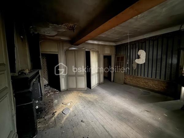 Située en plein centre de Wassy, cette maison entièrement à rénover représente une belle opportunité pour les investisseurs ou les amateurs de travaux.

Actuellement inhabitable, le bien offre un fort potentiel après rénovation. Grâce à ses volumes et à sa configuration, il offre la possibilité de créer un logement sur mesure ou de diviser l’ensemble en plusieurs logements, selon votre projet.

Idéal pour un investissement locatif, une résidence principale ou un projet de rénovation à forte valeur ajoutée.

Les atouts :

    Emplacement central à Wassy
    Maison à rénover entièrement
    Fort potentiel de valorisation après travaux
    Possibilité de créer un ou plusieurs logements
    Projet idéal pour investisseur ou bricoleur
    Proche des commodités
    Nombreuses possibilités d’aménagement

Une opportunité rare pour les porteurs de projets, investisseurs ou particuliers souhaitant réaliser une rénovation à leur image.