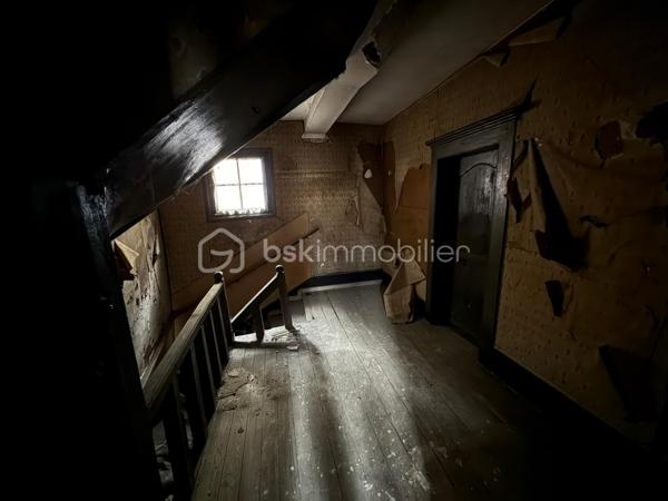 Située en plein centre de Wassy, cette maison entièrement à rénover représente une belle opportunité pour les investisseurs ou les amateurs de travaux.

Actuellement inhabitable, le bien offre un fort potentiel après rénovation. Grâce à ses volumes et à sa configuration, il offre la possibilité de créer un logement sur mesure ou de diviser l’ensemble en plusieurs logements, selon votre projet.

Idéal pour un investissement locatif, une résidence principale ou un projet de rénovation à forte valeur ajoutée.

Les atouts :

    Emplacement central à Wassy
    Maison à rénover entièrement
    Fort potentiel de valorisation après travaux
    Possibilité de créer un ou plusieurs logements
    Projet idéal pour investisseur ou bricoleur
    Proche des commodités
    Nombreuses possibilités d’aménagement

Une opportunité rare pour les porteurs de projets, investisseurs ou particuliers souhaitant réaliser une rénovation à leur image.