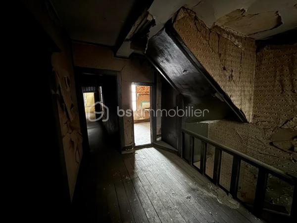 Située en plein centre de Wassy, cette maison entièrement à rénover représente une belle opportunité pour les investisseurs ou les amateurs de travaux.

Actuellement inhabitable, le bien offre un fort potentiel après rénovation. Grâce à ses volumes et à sa configuration, il offre la possibilité de créer un logement sur mesure ou de diviser l’ensemble en plusieurs logements, selon votre projet.

Idéal pour un investissement locatif, une résidence principale ou un projet de rénovation à forte valeur ajoutée.

Les atouts :

    Emplacement central à Wassy
    Maison à rénover entièrement
    Fort potentiel de valorisation après travaux
    Possibilité de créer un ou plusieurs logements
    Projet idéal pour investisseur ou bricoleur
    Proche des commodités
    Nombreuses possibilités d’aménagement

Une opportunité rare pour les porteurs de projets, investisseurs ou particuliers souhaitant réaliser une rénovation à leur image.