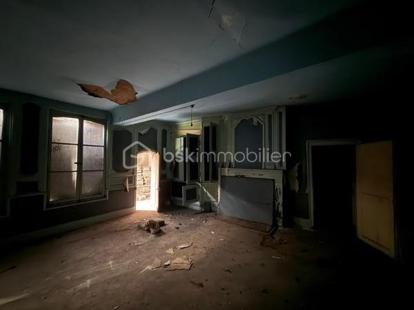 Située en plein centre de Wassy, cette maison entièrement à rénover représente une belle opportunité pour les investisseurs ou les amateurs de travaux.

Actuellement inhabitable, le bien offre un fort potentiel après rénovation. Grâce à ses volumes et à sa configuration, il offre la possibilité de créer un logement sur mesure ou de diviser l’ensemble en plusieurs logements, selon votre projet.

Idéal pour un investissement locatif, une résidence principale ou un projet de rénovation à forte valeur ajoutée.

Les atouts :

    Emplacement central à Wassy
    Maison à rénover entièrement
    Fort potentiel de valorisation après travaux
    Possibilité de créer un ou plusieurs logements
    Projet idéal pour investisseur ou bricoleur
    Proche des commodités
    Nombreuses possibilités d’aménagement

Une opportunité rare pour les porteurs de projets, investisseurs ou particuliers souhaitant réaliser une rénovation à leur image.