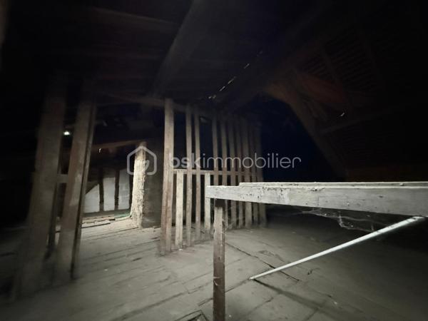 Située en plein centre de Wassy, cette maison entièrement à rénover représente une belle opportunité pour les investisseurs ou les amateurs de travaux.

Actuellement inhabitable, le bien offre un fort potentiel après rénovation. Grâce à ses volumes et à sa configuration, il offre la possibilité de créer un logement sur mesure ou de diviser l’ensemble en plusieurs logements, selon votre projet.

Idéal pour un investissement locatif, une résidence principale ou un projet de rénovation à forte valeur ajoutée.

Les atouts :

    Emplacement central à Wassy
    Maison à rénover entièrement
    Fort potentiel de valorisation après travaux
    Possibilité de créer un ou plusieurs logements
    Projet idéal pour investisseur ou bricoleur
    Proche des commodités
    Nombreuses possibilités d’aménagement

Une opportunité rare pour les porteurs de projets, investisseurs ou particuliers souhaitant réaliser une rénovation à leur image.