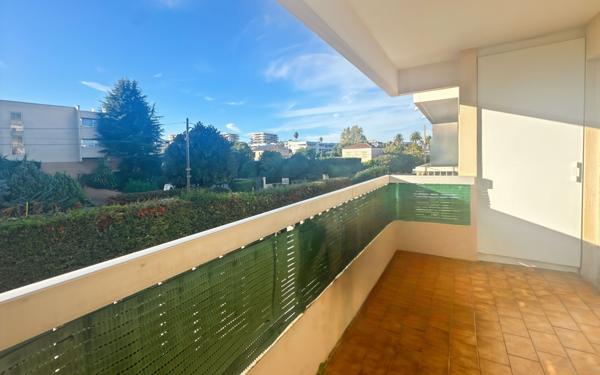 Appartement à vendre    1 pièce • 27 m2 Antibes