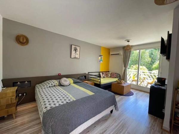 SAINT FRANCOIS (971) QUARTIER MANGANAO STUDIO MEUBLE DANS RESIDENCE AVEC PISCINE ET A 2 PAS DES PLAGES