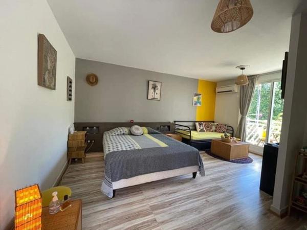 SAINT FRANCOIS (971) QUARTIER MANGANAO STUDIO MEUBLE DANS RESIDENCE AVEC PISCINE ET A 2 PAS DES PLAGES