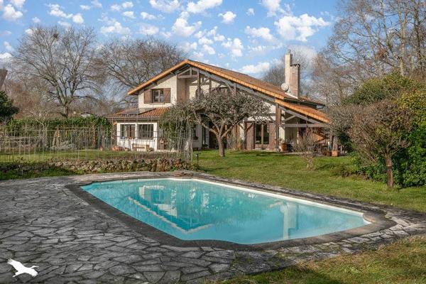 Maison à vendre |  Saint-Jean-d'Illac |  7 pièces | 201 m²