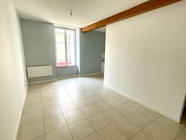 APPARTEMENT DE 43 M2 // MIREBEAU CENTRE