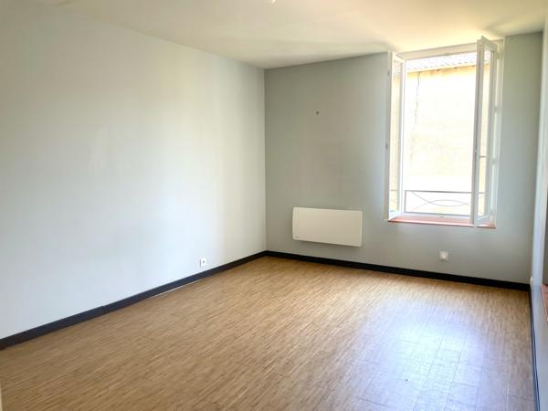 APPARTEMENT DE 43 M2 // MIREBEAU CENTRE