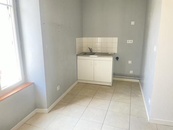 APPARTEMENT DE 43 M2 // MIREBEAU CENTRE
